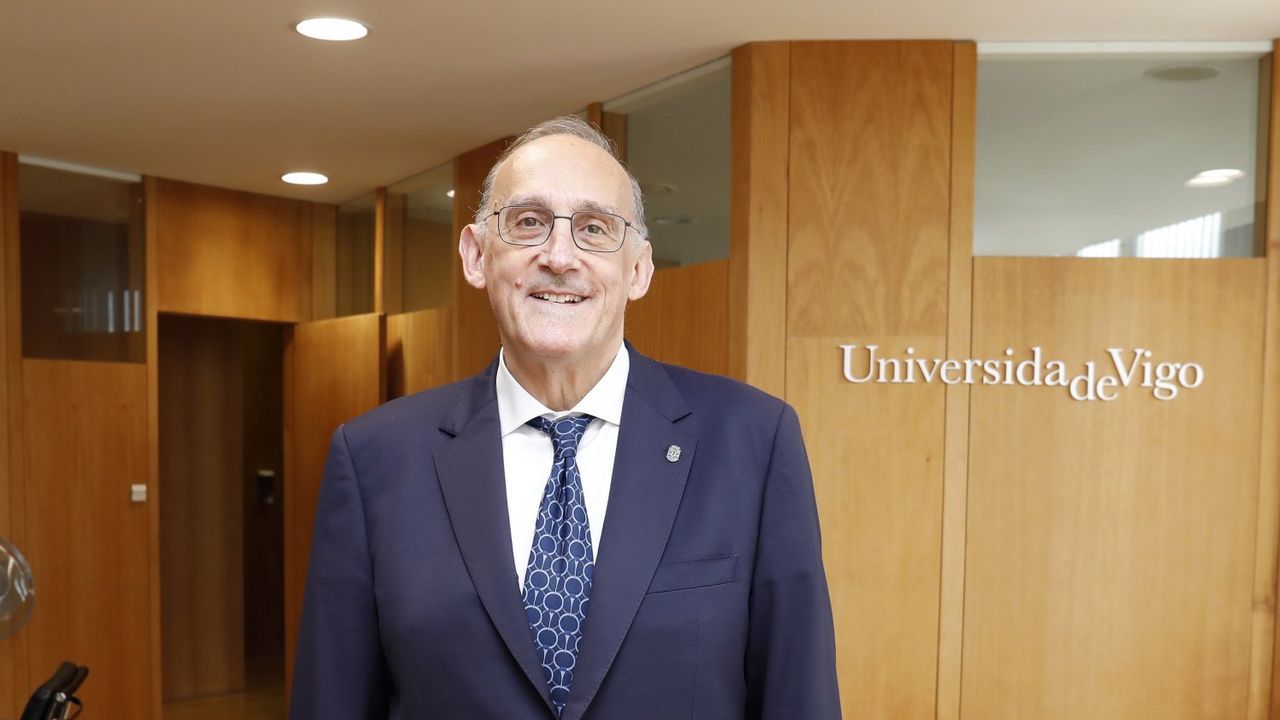 El rector de Vigo avisa de que sería «unha aldraxe» que hubiese dos facultades de Medicina en Galicia y estuviesen en la misma provincia