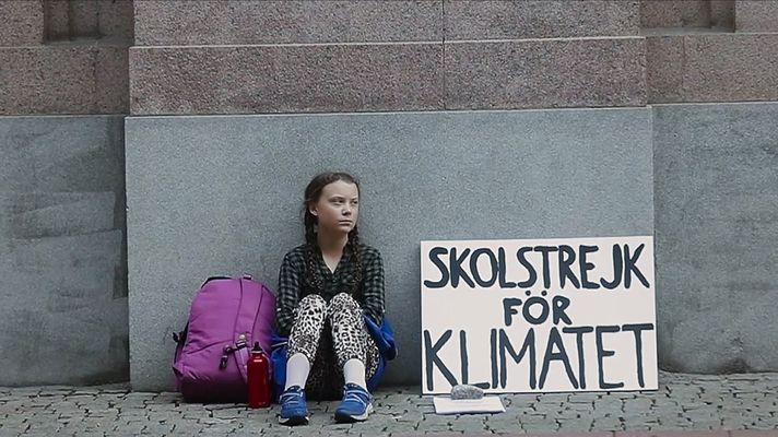 Greta Thunberg en una de sus protestas contra el cambio clim&aacute;tico. Imagen de la miniserie documental &laquo;L&iacute;deres de nuestro tiempo&raquo;, disponible en Netflix