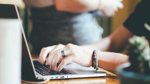 Un joven utilizando un ordenador portátil