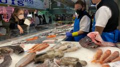 Venta de pescado y marisco en el mercado de El Fontn, en Oviedo