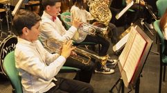 Dos alumnos de trompeta, en el acto de graduación de elemental, días atrás