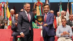 Rey Varela recogiendo la medalla en Vila do Conde
