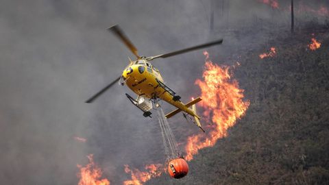 Bomberos de Asturias trabajan para extinguir las llamas en un incendio forestal