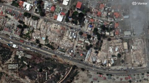 Barrio con edificios altos en Caraballeda, Venezuela, destruido por el doble terremoto