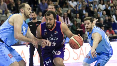 Kevin Larsen, con la camiseta del Palencia, en el encuentro disputado en el Pazo contra el Breogán