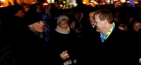 El ministro de Exteriores de Canad� saluda a manifestantes proeuropeos, con una bandera de Ucrania como bufanda.