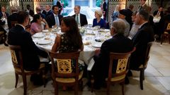 Felipe VI, acompaado por la reina Letizia, Pedro Snchez, Begoa Gmez y lderes internacionales como el secretario general de la ONU, Antnio Guterres (a la derecha de Letizia); la presidenta de la Comisin Europea, Ursula von der Leyen (a la derecha del rey) y el emir de Catar, Tamim bin Hamad al Thani (a la izquierda del rey).