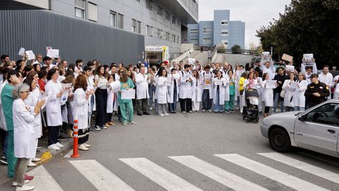 La protesta de los médicos cortó el acceso al Hospital Universitario A Coruña a vehículos particulares, pero permitó el paso a las ambulancias