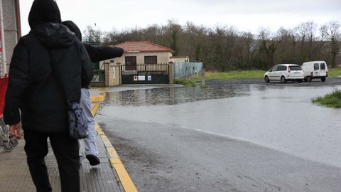 Desbordamientos en las proximidades del supermercado Eroski en la Avenida Eduardo Pondal de Ponteceso.