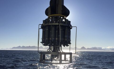 Un dispositivo de roseta CTD mide la conductividad, la temperatura y la profundidad del oc�ano mediante la recolecci�n de muestras de agua a distinta profundidad