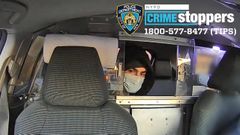 Una imagen del presunto asesino en el interior de un taxi, difundida este domingo por la Polica de Nueva York