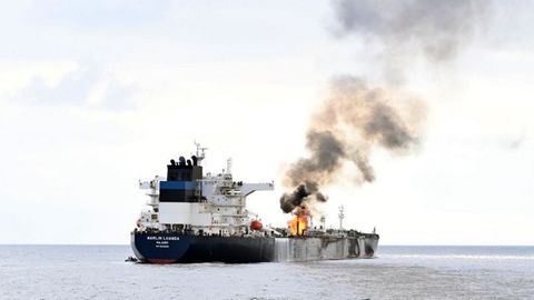 El petrolero britnico Marln Luanda, atacado por los hutes de Yemen este domingo