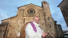 El cura de Meira toca a difunto con su �smartphone�