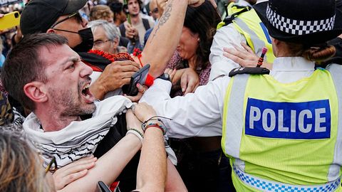Manifestantes ante agentes de la Polic�a�este s�bado en la marcha de apoyo a Palestine Action en Londres.