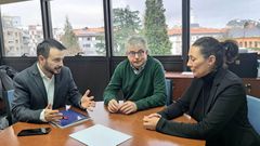 El director general de Vivienda, Daniel Snchez, y el consejero de Vipasa, Ignacio Ruiz Latierro, junto con una tcnica de la empresa pblica.