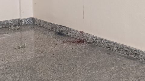 Restos de sangre en el suelo y la pared de la entrada del colegio