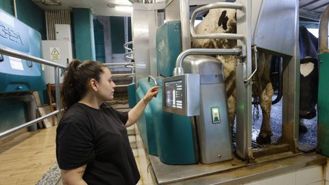 Laura Armesto, trabajando este martes en su explotación, con la situación ya normalizada