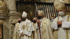 El nuncio del papa en Espa�a, el filipino Bernardito Auza (segundo por la izquierda), fue quien anunci� la ampliaci�n del xacobeo al a�o 2022