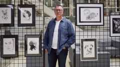 Roberto Murad�s junto a algunos de los retratos de la exposici�n que puede verse en la Biblioteca N�s de Ourense.