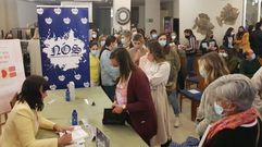 Marta Mart�nez firmando su libro en el acto organizado por la Librer�a N�s, en Sanxenxo