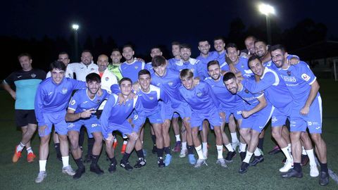 Todos los futbolistas del Boiro forman parte de la expedicin para el histrico encuentro.