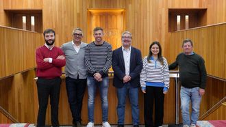 El diputado del BNG, �scar Insua; el alcalde de Carballo, Daniel P�rez; y representantes de las familias de los CEIP Fogar y Berganti�os en el Parlamento gallego.