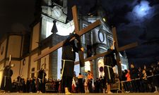 Penitentes portando cruces en la procesi�n de <span lang= gl >Os Caladi�os</span> en la noche del Viernes Santo. 