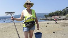 Marina Buceta es mariscadora y a pesar del calor, acude a la playa en las horas centrales del d�a