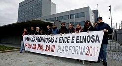 Los portavoces de la Plataforma 2018 se concentraron ante el edificio de la Xunta en Pontevedra.