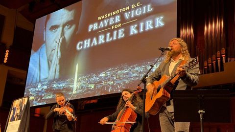 Actuacin durante una vigilia en recuerdo de Charlie Kirk