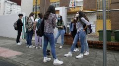 Estudantes de BAC do instituto R�o Cabe no primeiro d�a de clase durante o estado de alarma sanitaria, nunha imaxe de arquivo