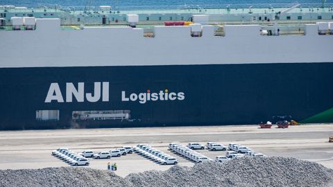 Imagen de la primera descarga de coches que efectu� SAIC en el puerto exterior de Ferrol. 