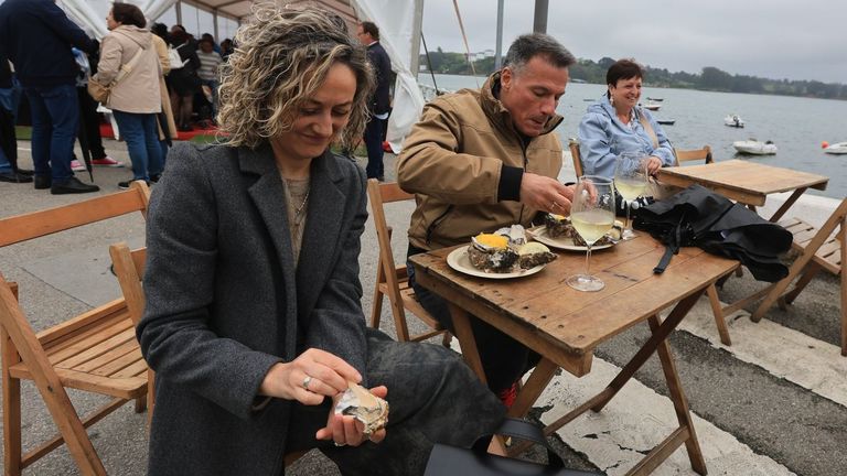 Degustaci�n de ostras durante la pasada edici�n del festival castropolense