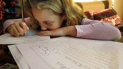 Una ni�a estudiando en su casa en una imagen de archivo.