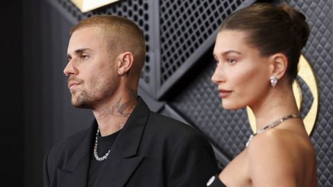 Justin Bieber y Hailey Bieber posando en la alfombra roja