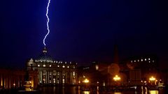 Un rayo golpea la bas�lica de San Pedro el mismo d�a en el que Benedicto XVI anuncia su dimisi�n