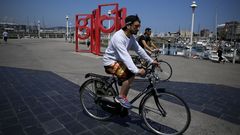 Imagen de archivo de ciclistas en el puerto deportivo de Gij�n