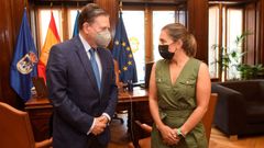 El alcalde de Oviedo, Alfredo Canteli, recibi� este mi�rcoles en su despacho del Ayuntamiento a la nueva presidenta de la Federaci�n Asturiana de Empresarios, Mar�a Calvo