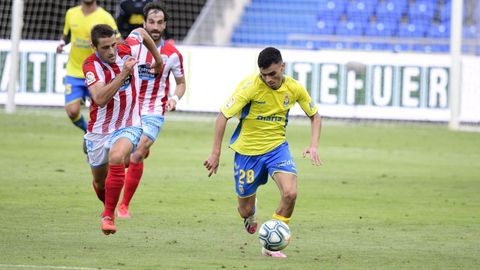 Pedri conduce el bal�n ante Fernando Seoane en un encuentro celebrado el 20 de junio del 2020 en el Estadio de Gran Canaria.