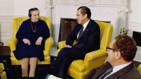 Kissinger (derecha), con dos figuras histricas, Richard Nixon y la primera ministra israel Golda Meir en 1973