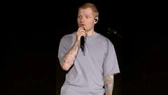 Ed Sheraan, sobre el escenario, disculp�ndose y dando explicaciones. 
