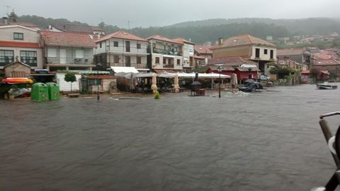 Combarro, inundado, tal y como se ve esta tarde desde el mar