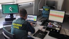 Un agente de la brigada de la Guardia Civil especializada en la lucha contra los delitos en Internet