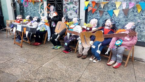 Un grupo de compadres represent� a los miembros de la corporaci�n municipal de Monforte en la plaza de Espa�a