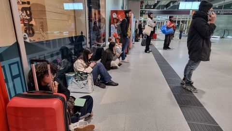 Pasajeros en la estaci�n de tren de Santiago esperando el pasado d�a 26 la reanudaci�n del tr�fico ferroviario