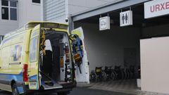 Foto de archivo de una ambulancia en la zona de urgencias del hospital mari�ano