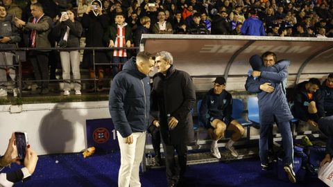 Dani Ll�cer y Ernesto Valverde salud�ndose antes del inicio del partido de Copa del Rey
