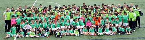 La asociaci�n burelense se present� anteayer en el campo de A Marosa; en la nueva campa�a ser�n 180 los futbolistas a las �rdenes de los 10 monitores que tiene la entidad.