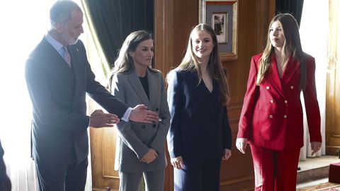 Los reyes Felipe VI y Letizia, la princesa Leonor (c) y la infanta Sof�a (d) reciben en audiencia a los galardonados con los �Premios Fin de Grado 2024� 