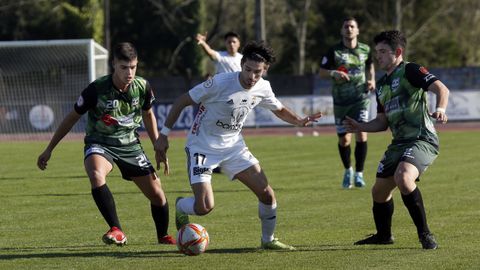 Tino, en una acción del partido contra el Atlético Arnoia.